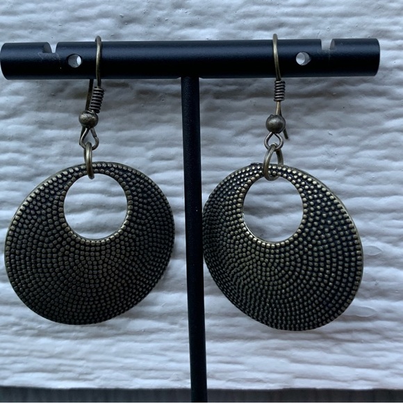 Boho round textured metal fishhook dangle drop earrings neutral - Picture 4 of 9